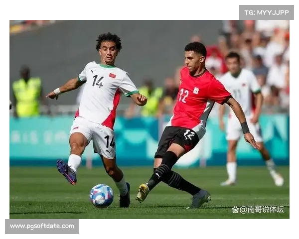 非洲杯决赛现场球迷狂欢,东道主摩洛哥攻势占优 非洲杯决赛现场球迷狂欢,东道主摩洛哥攻势占优